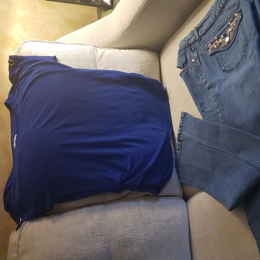 Chico’s Platinum Bootleg Jeans Sz 11 Short & Top Sz M**